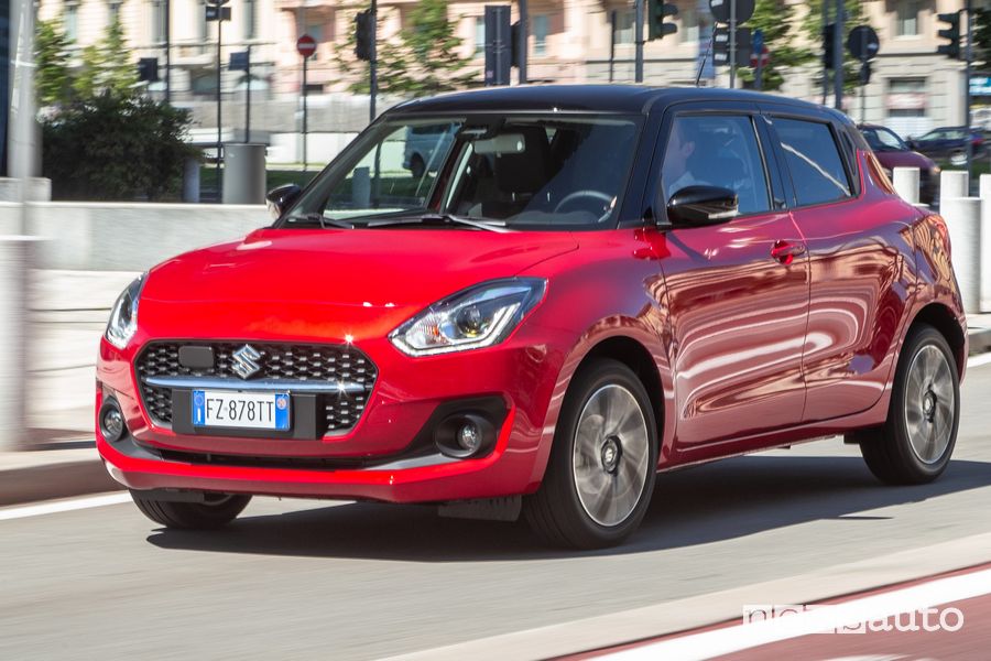 Vista di profilo Suzuki Swift Hybrid