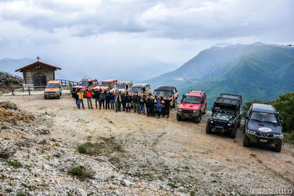 Sulle montagne in viaggio con il fuoristrada si scoprono panorami mozzafiato