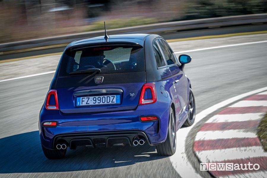 Vista posteriore Abarth 595 Monster Energy Yamaha