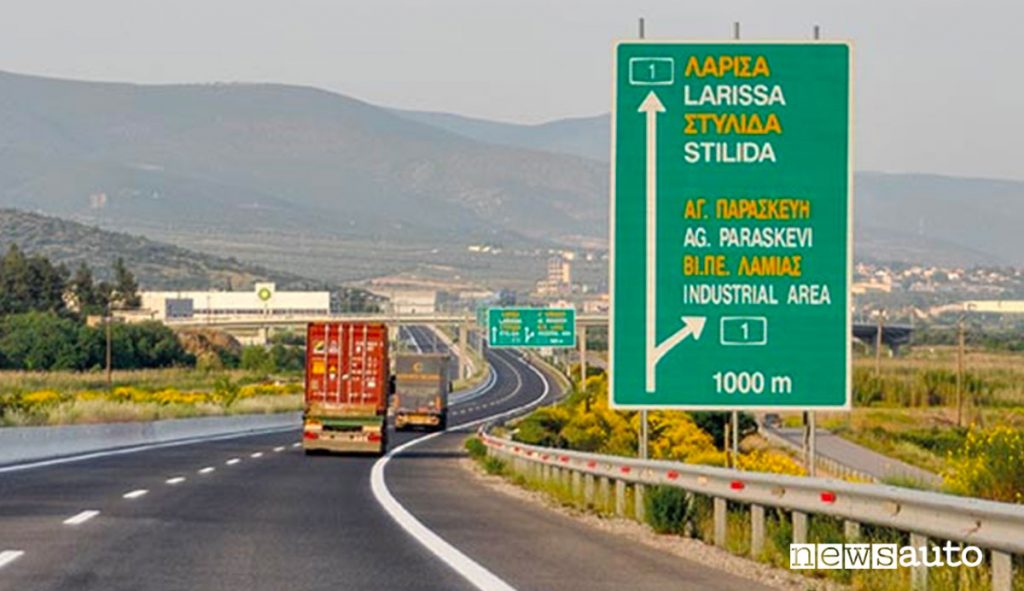 autostrada in grecia con camion