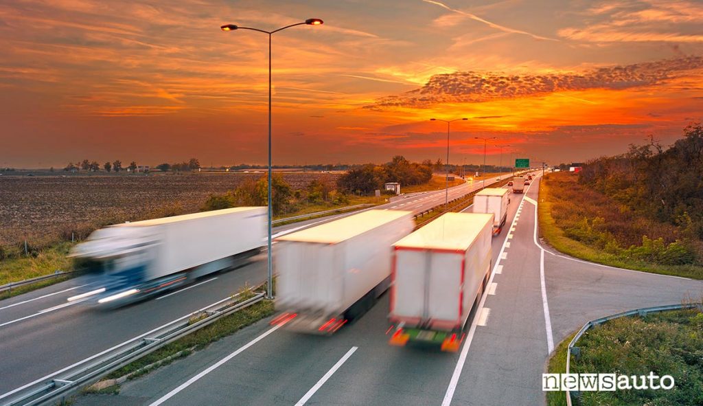 autostrada in Slovenia con camion