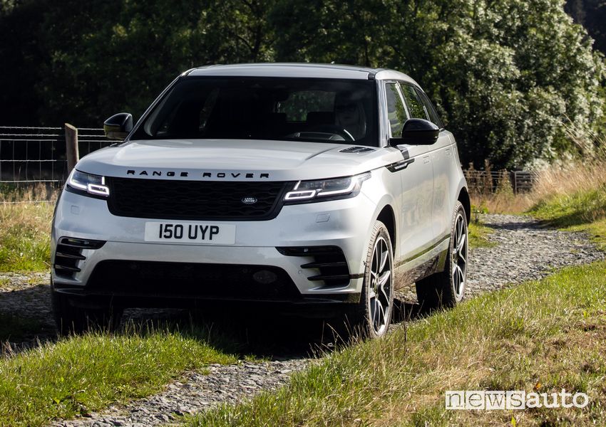 Vista anteriore Range Rover Velar P400e ibrida plug-in sullo sterrato