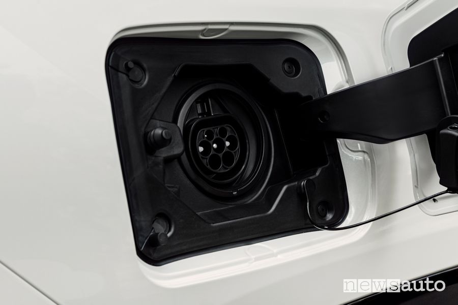 Vano di ricarica Suzuki Across ibrido plug-in