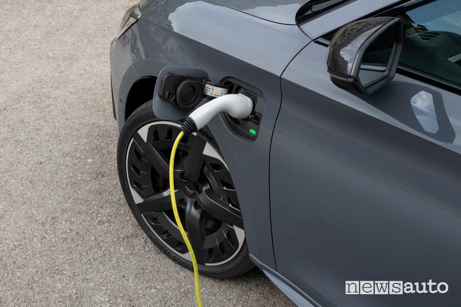 Cupra Leon eHybrid in ricarica