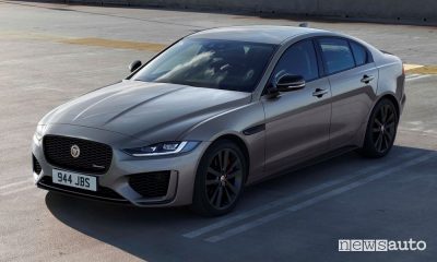 Vista di profilo Jaguar XE 2021 R-Dynamic