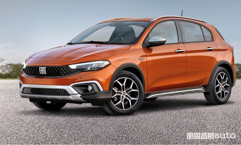 Vista di profilo nuova Fiat Tipo Cross