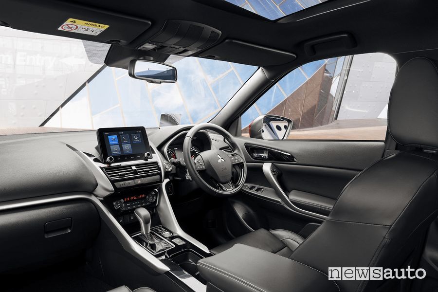abitacolo della Mitsubishi Eclipse Cross con la guida a destra