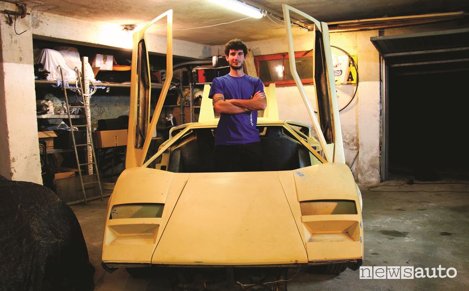 Davide Cironi nella scocca della replica della Lamborghini Countach