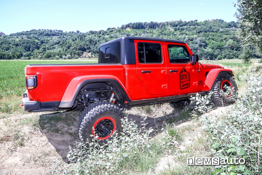 Attraversamento terreno sconnesso, twist con il Jeep Rubicon Gladiator JT