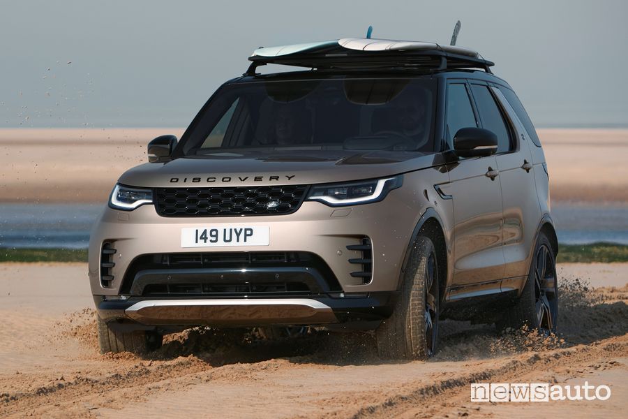 Vista anteriore nuovo Land Rover Discovery R-Dynamic sulla sabbia