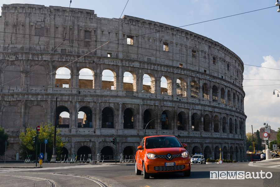 Renault Twingo Electric serie speciale Vibes a Roma davanti al Colosseo