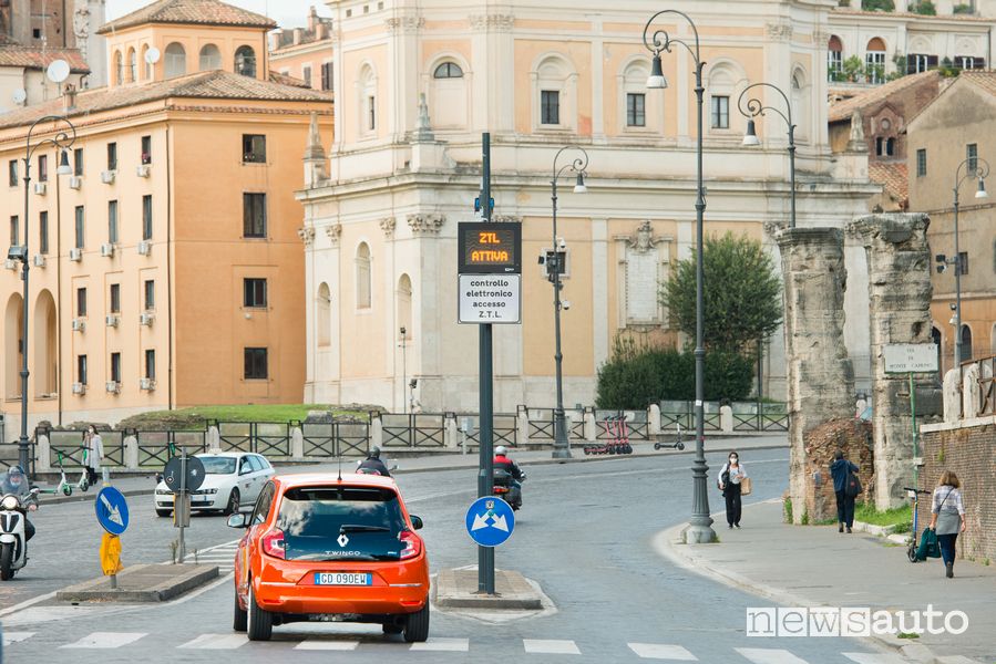 Renault Twingo Electric special series Vibes in Rome entry into the ZTL