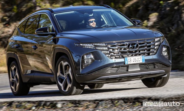 Vista di profilo nuova Hyundai Tucson Hybrid su strada
