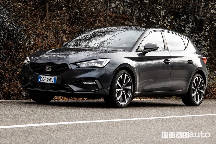 Vista di profilo Seat Leon e-Hybrid