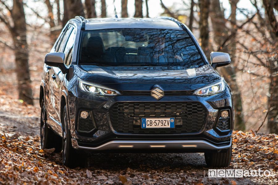 Vista anteriore Suzuki Across Plug-in sullo sterrato