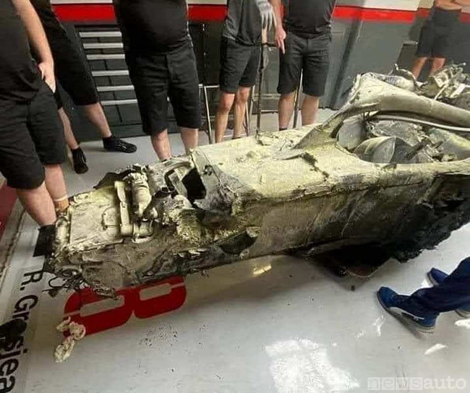 Scocca della monoposto di F1 dopo l'incidente con incendio e fiamme a seguito dell'impatto