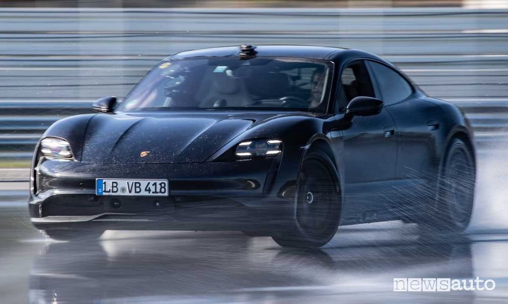 Derapata Porsche Taycan auto elettrica