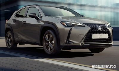 Visa di profilo Lexus UX Hybrid F-Sport su strada