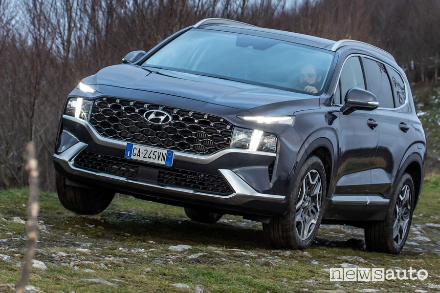 Vista di profilo nuova Hyundai Santa Fe sullo sterrato