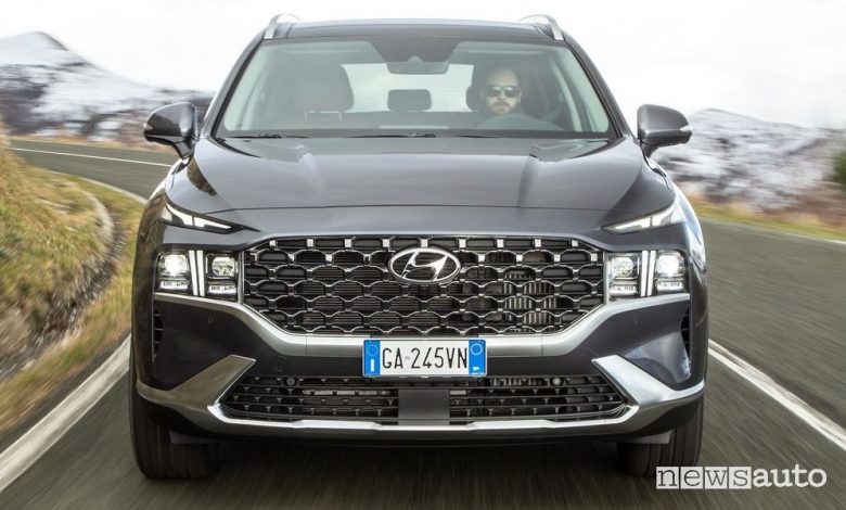 Frontale nuova Hyundai Santa Fe su strada