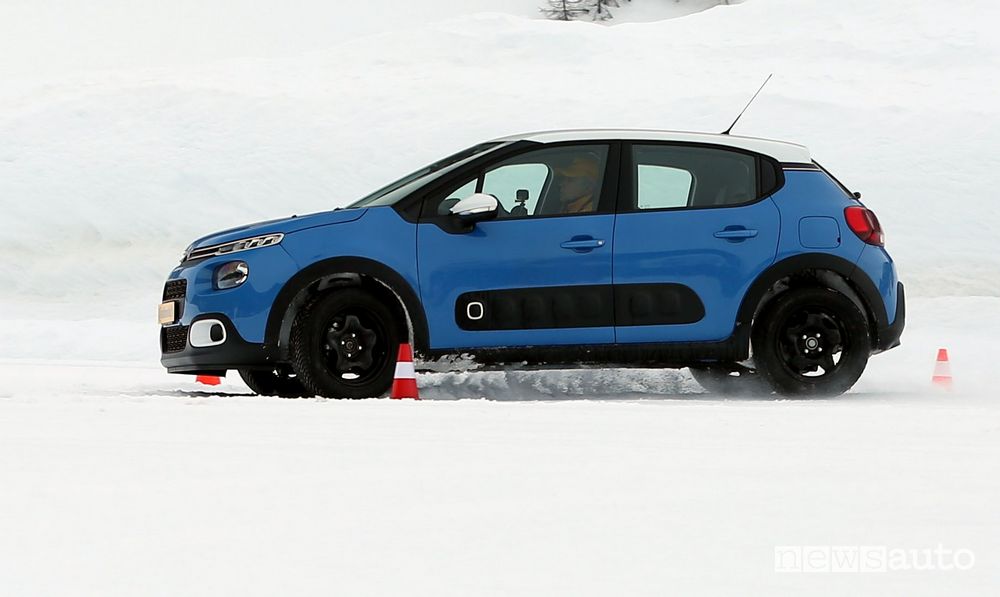 Citroën C3 nel test con catene da neve su gomme quattro stagioni AllSeasonContact