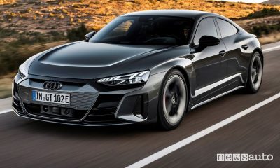 Vista di profilo Audi RS e-tron GT quattro su strada