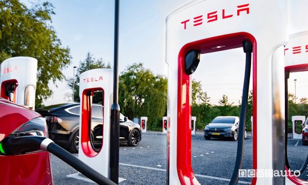 Tesla Supercharger, ricarica per tutte le auto elettriche