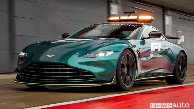 Vista di profilo Aston Martin Vantage safety car F1 in pista