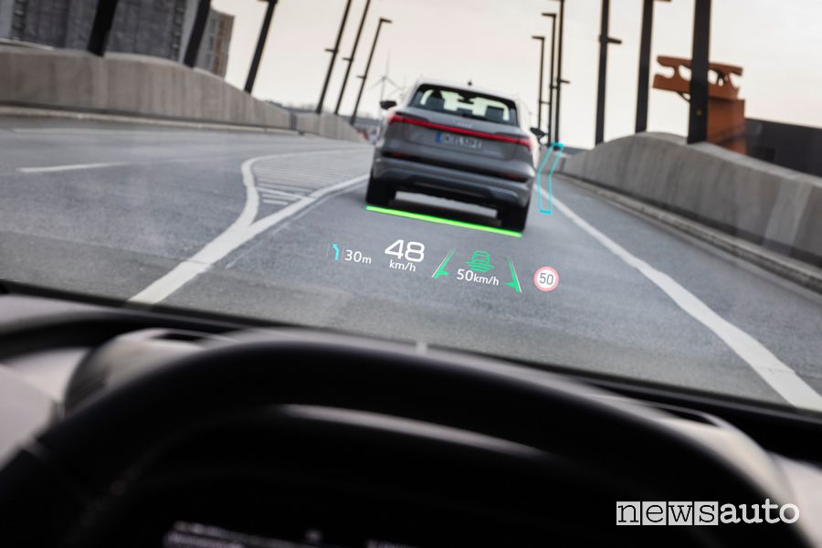 Head-up-Display con realtà aumentata abitacolo Audi Q4 e-tron