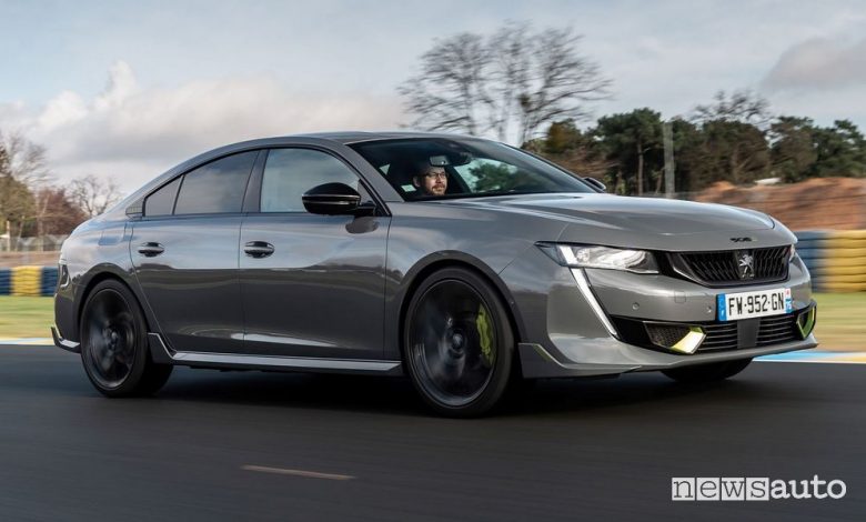 Vista di profilo Peugeot 508 Sport Engineered fastback su strada