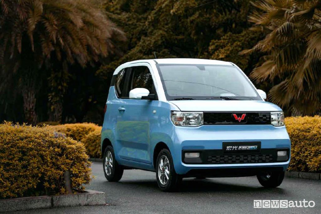 La piccola e versatile Guang Mini EV auto elettrica cinese low cost