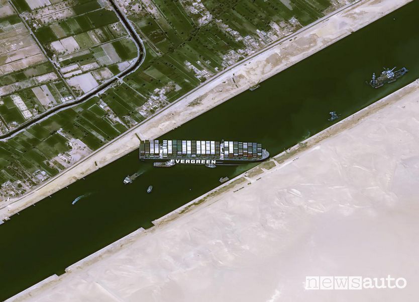 Canale di Suez, il punto dell'incidente visto dall'alto con la nave di traverso che blocca la circolazione