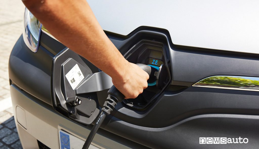 Presa di ricarica Type2 del Renault Kangoo ZE posta sotto la losanga anteriore