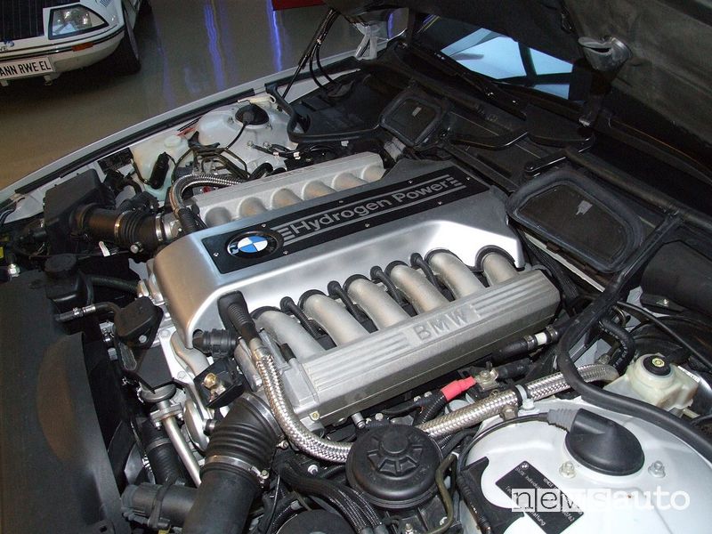 Il motore a idrogeno da 12 cilindri della BMW Hydrogen 7