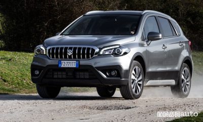 Vista di profilo Suzuki S-Cross Hybrid sullo sterrato