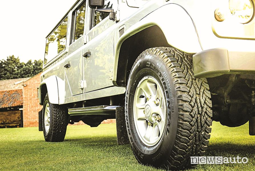Land Rover Defender 130 trasformato in carro funebre