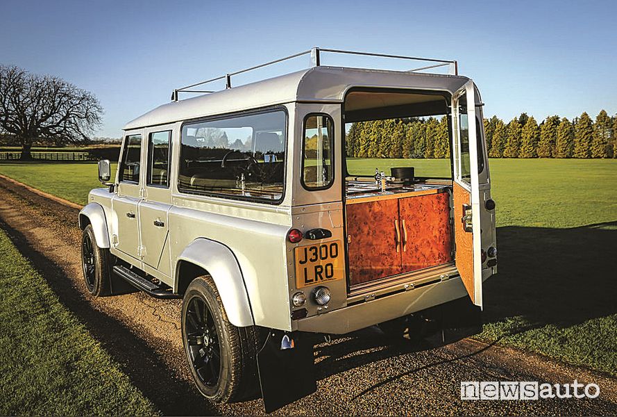 Land Rover Defender 130 trasformato in carro funebre