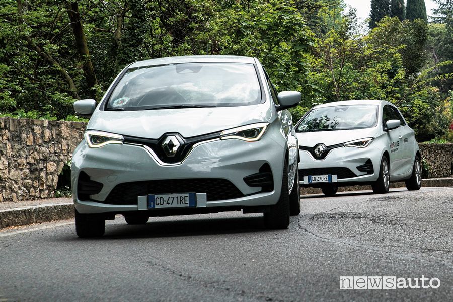 Renault Zoe del car sharing elettrico Mobilize per le vie di Bergamo