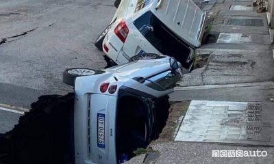 Voragine a Roma, ingoia due auto in sosta a Torpignattara