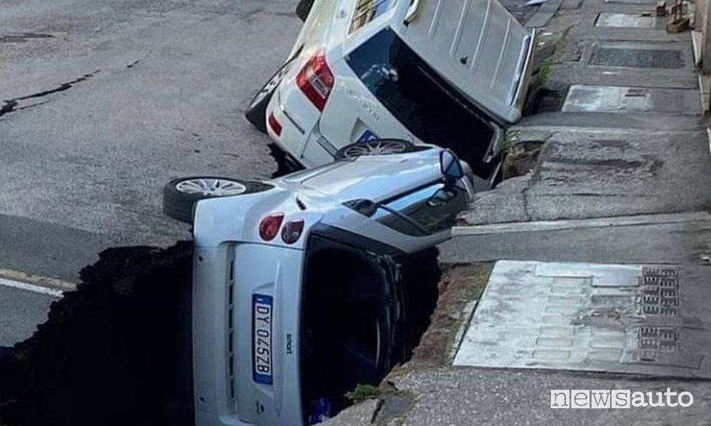 Voragine a Roma, ingoia due auto in sosta a Torpignattara