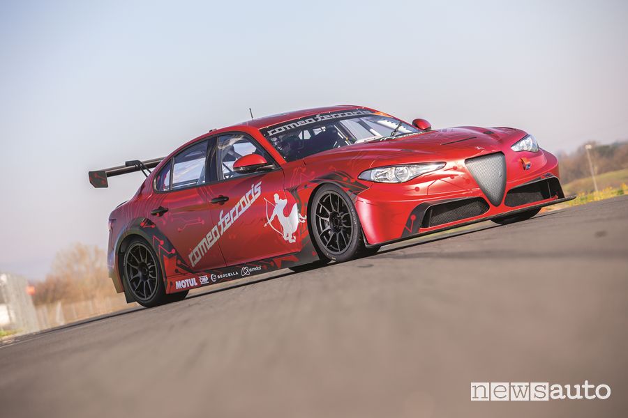 Vista di profilo Alfa Romeo Giulia ETCR by Romeo Ferraris