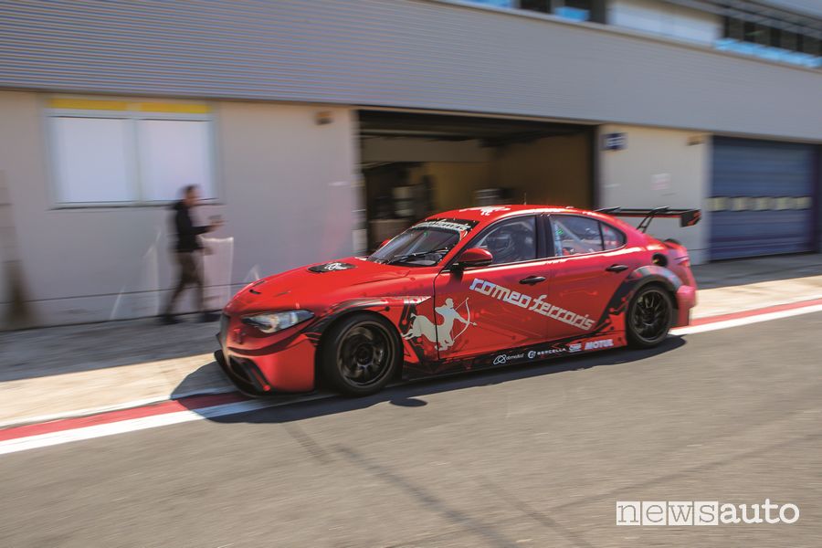 Alfa Romeo Giulia ETCR by Romeo Ferraris ai box a Vallelunga