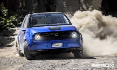 Honda e elettrica di traverso sullo sterrato
