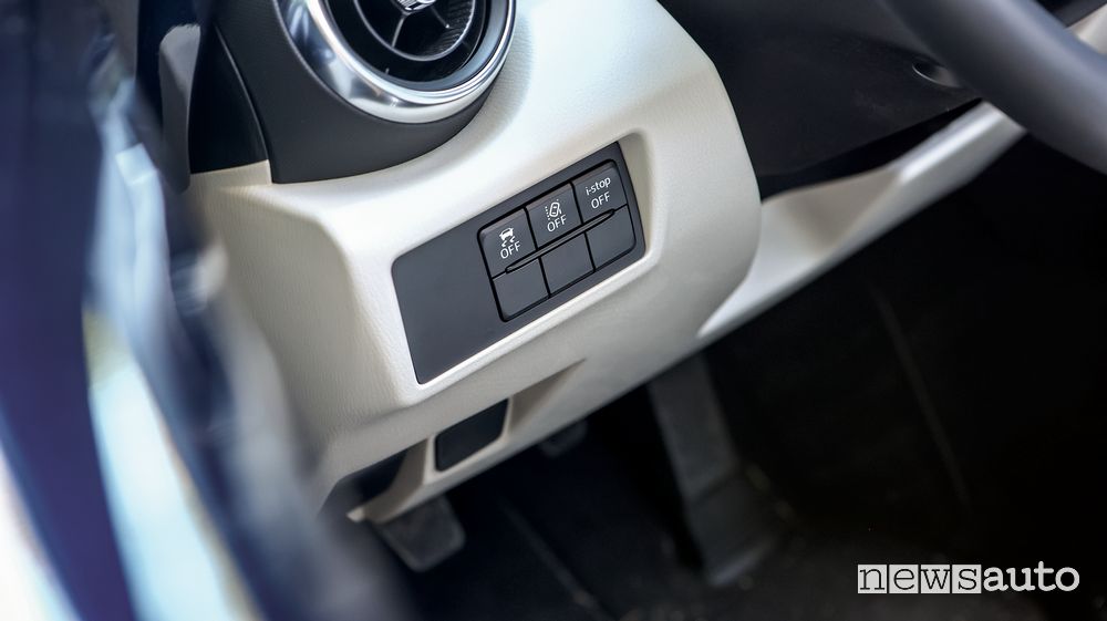 Pulsanti comandi ADAS abitacolo Mazda MX-5 2021