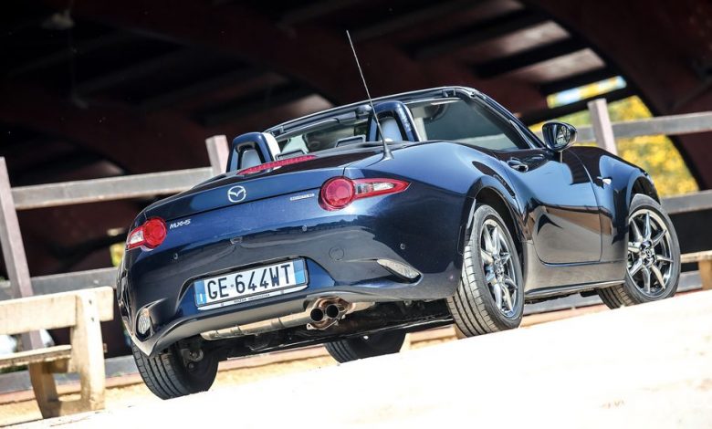 Vista posteriore Mazda MX-5 2021