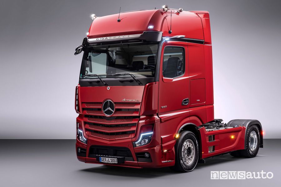 Vista di profilo Mercedes-Benz Actros L Trucks