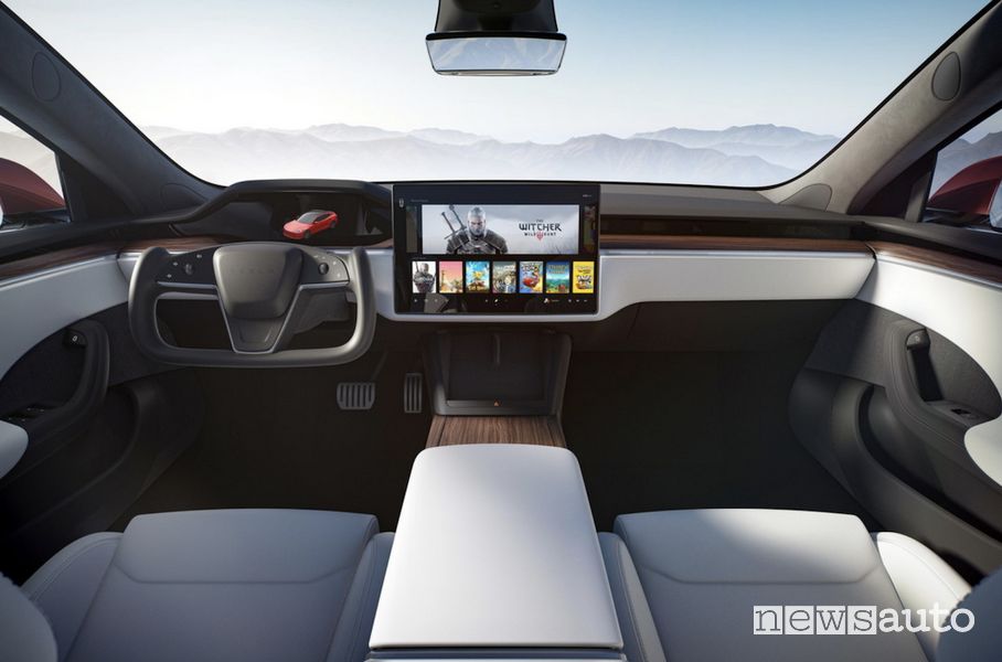 Abitacolo futuristico sulla Tesla Model S