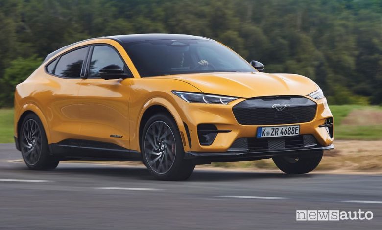Vista di profilo Ford Mustang Mach-E GT su strada