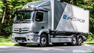 Vista di profilo Mercedes-Benz eActros elettrico su strada