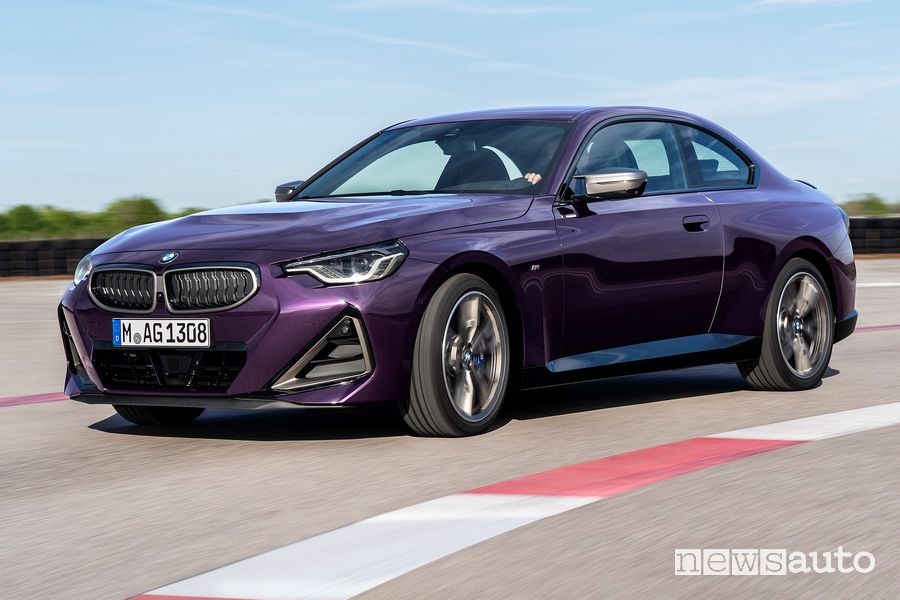 Vista di profilo BMW Serie 2 M240i xDrive Coupé in pista